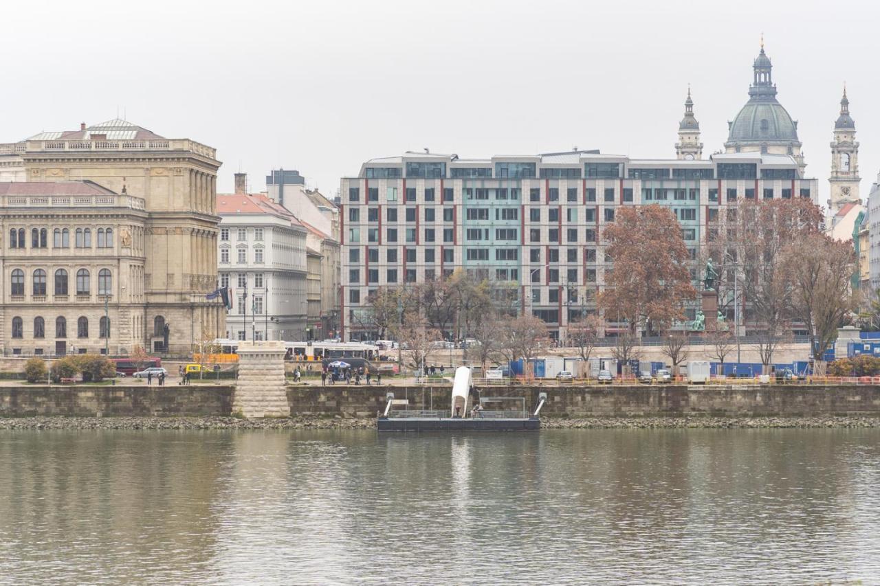 Danube Waterfront View At Chain Bridge Budapest Exterior photo