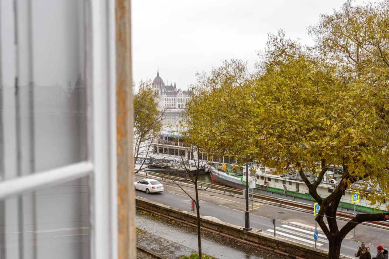Danube Waterfront View At Chain Bridge Budapest Exterior photo